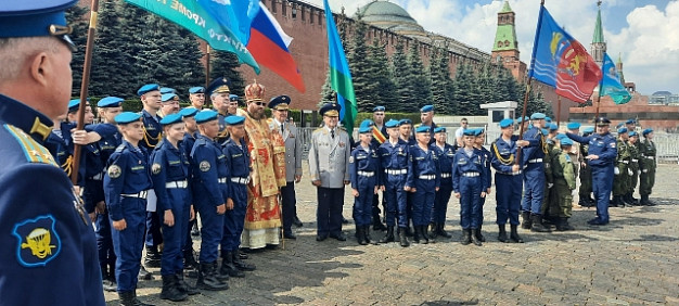 Воспитанники патриотического клуба из Фурманова прошли маршем по Красной площади